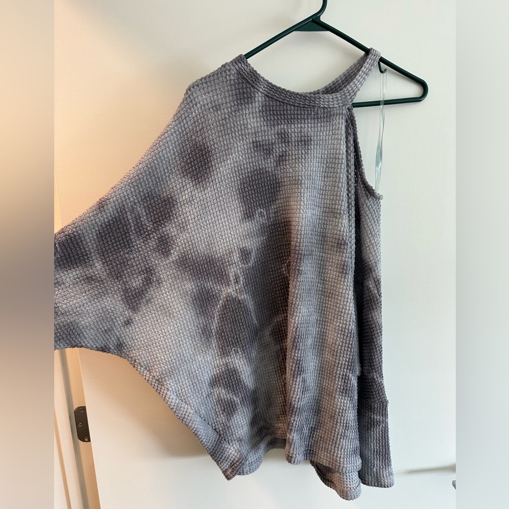Cut out shoulder bat wing detailed long sleeve